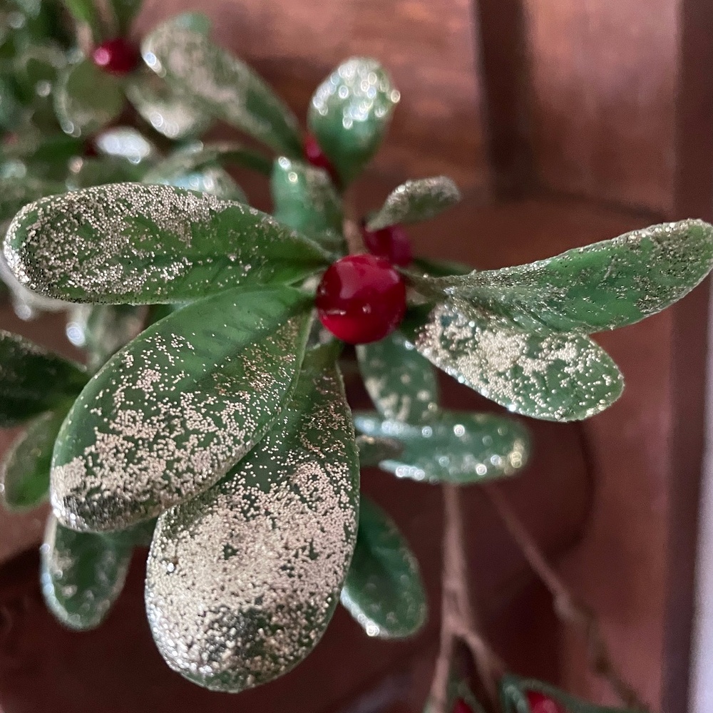 KIRKLAND'S BERRY MISTLETOE CHRISTMAS GARLAND 6'